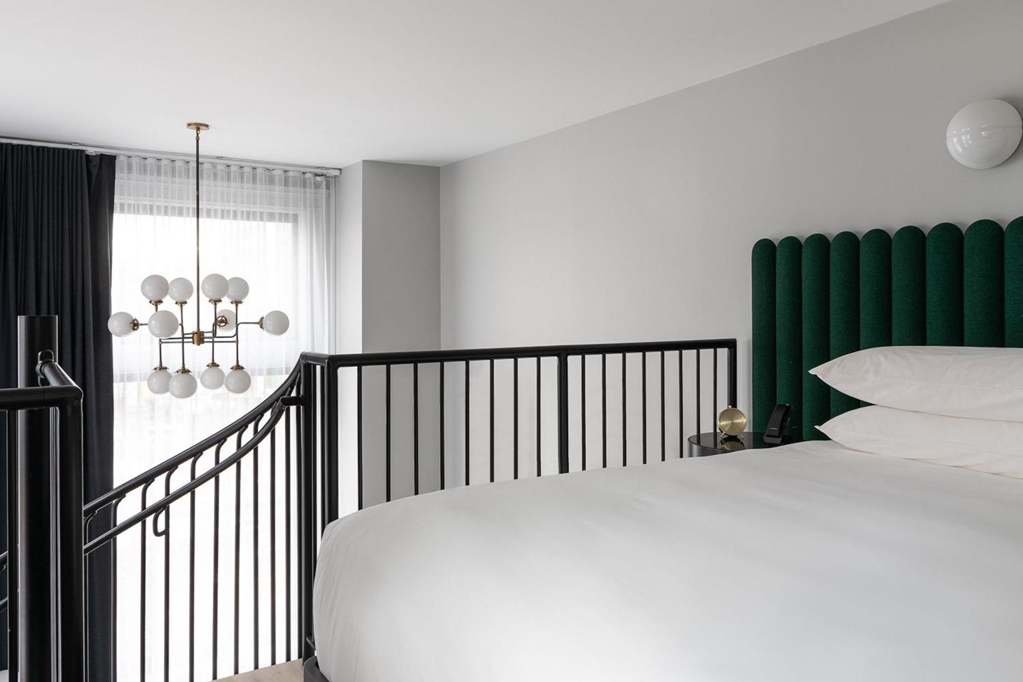 Woodlark A Tribute Portfolio 4*